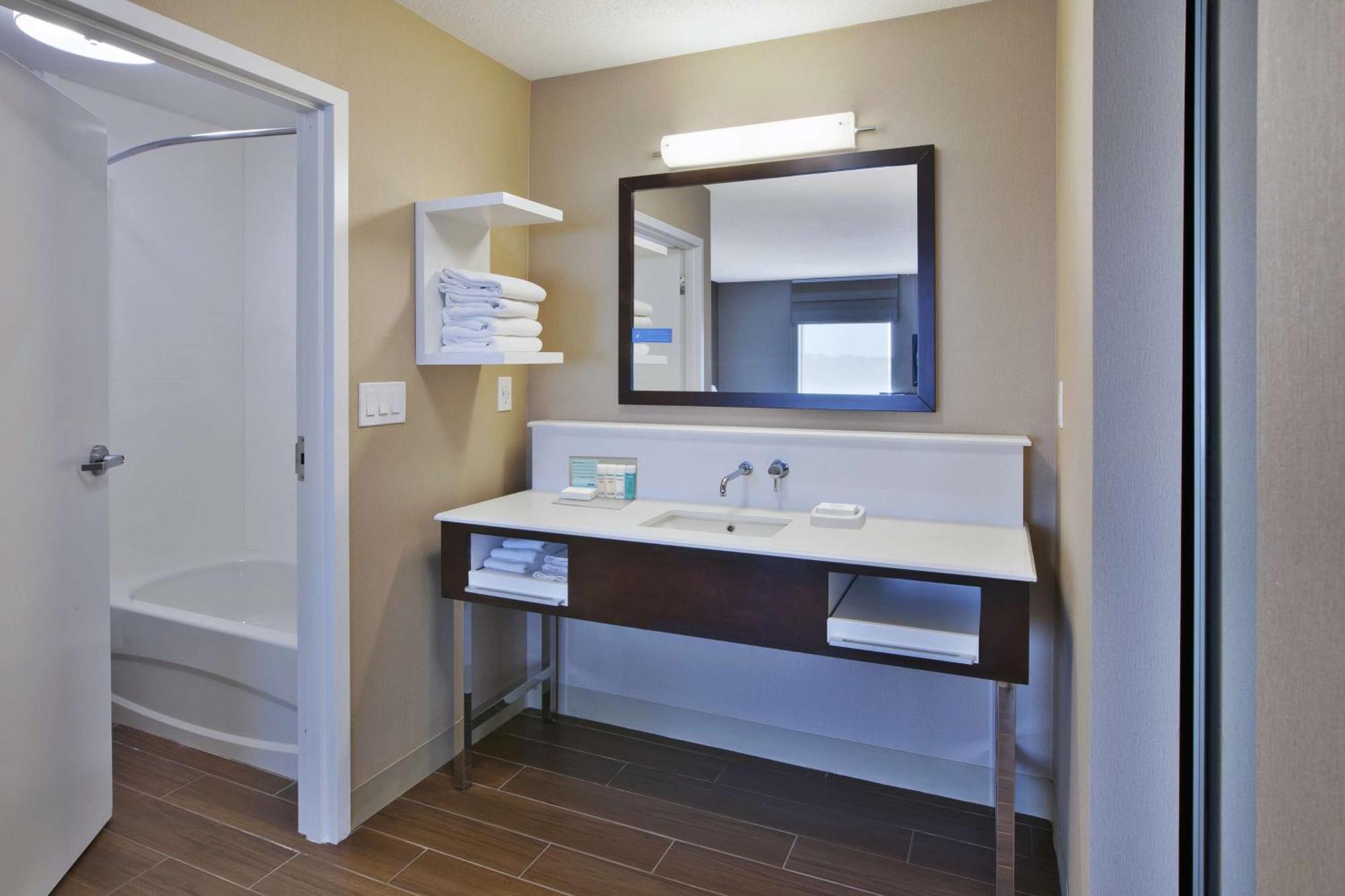 Hampton Inn Commerce/Novi Eksteriør bilde