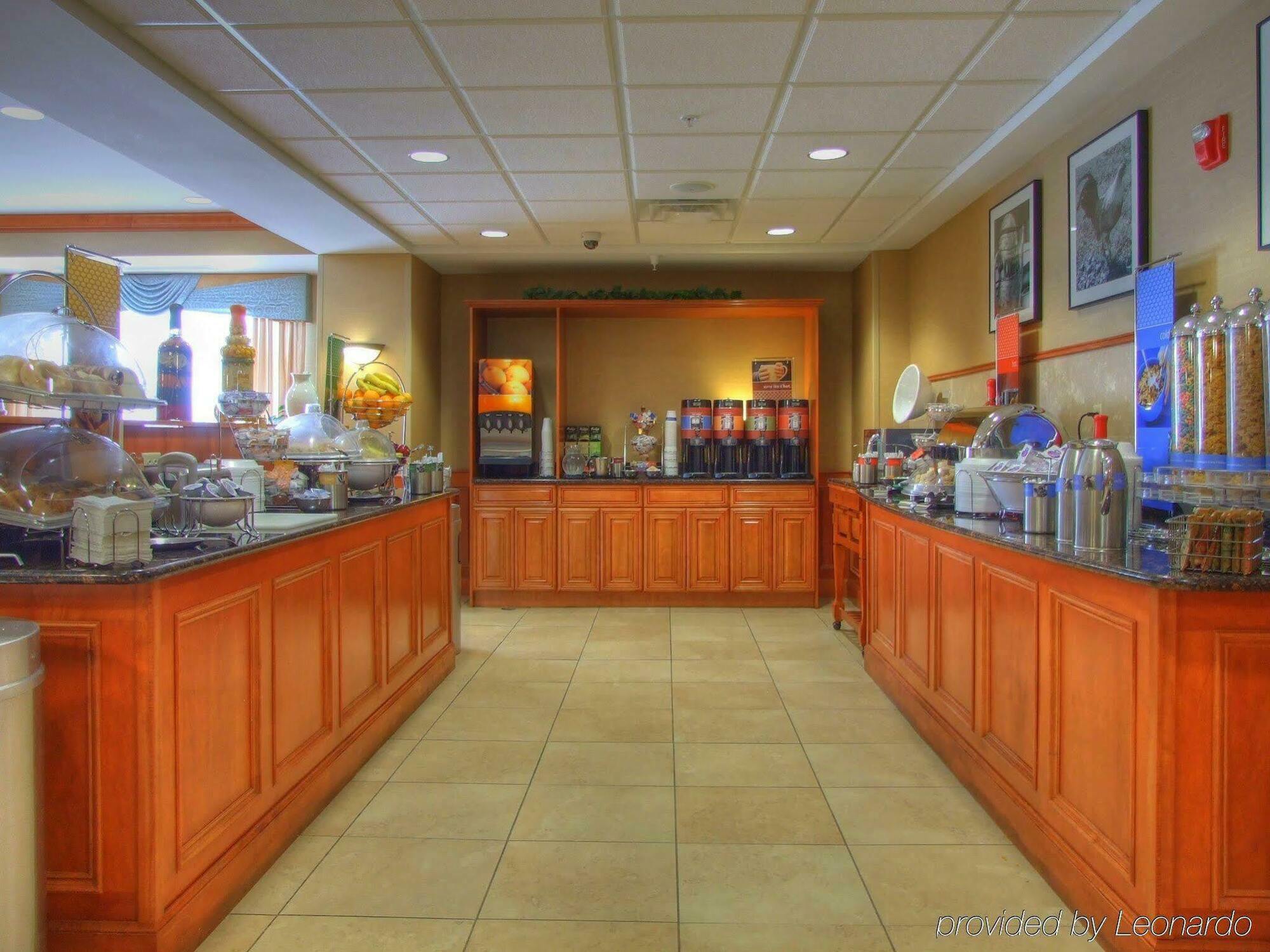Hampton Inn Commerce/Novi Restaurant bilde